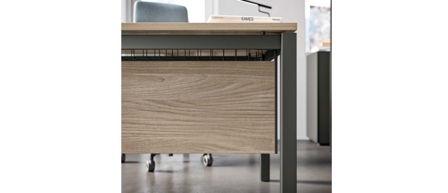 X4 wooden legs Operative desks