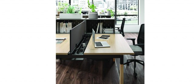 X4 wooden legs Operative desks