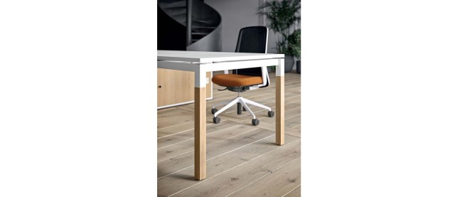 X4 wooden legs Operative desks