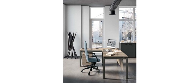 X4 wooden legs Operative desks